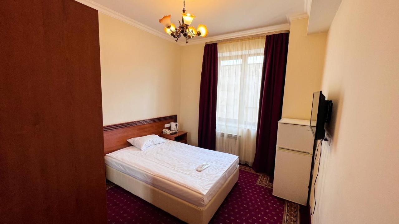 Olympavan Hotel Yerevan Exterior photo
