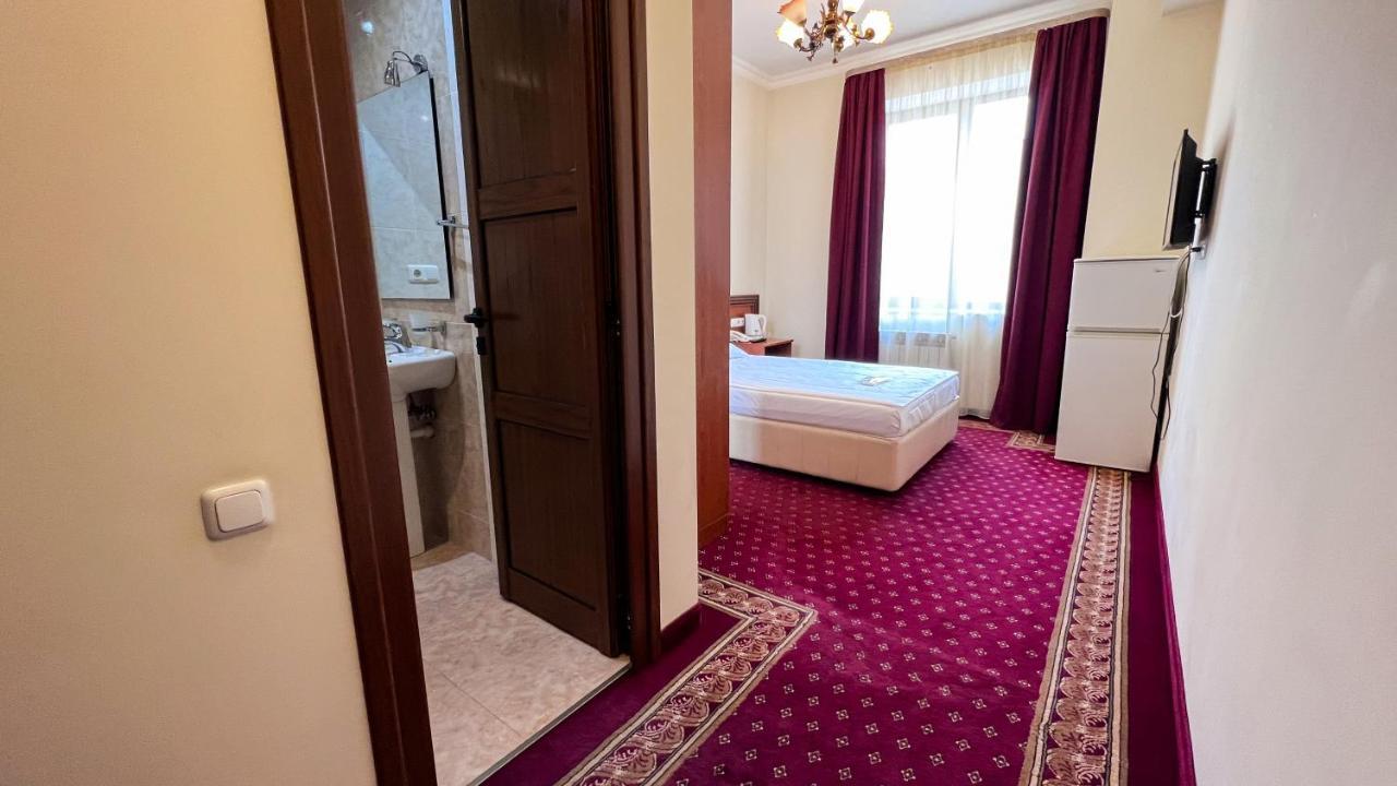 Olympavan Hotel Yerevan Exterior photo
