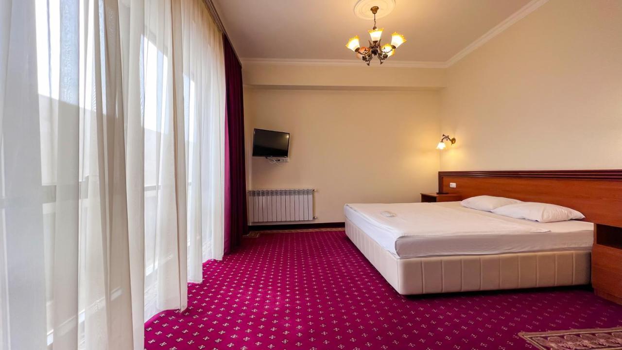 Olympavan Hotel Yerevan Exterior photo